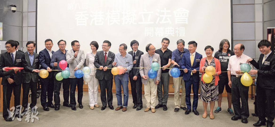 香港青少年領袖發展協會昨舉行第八屆香港模擬立法會開幕典禮，讓學生加深了解及體驗立法會運作，立法會主席曾鈺成（左八）、梁家傑（左十）等多名議員出席儀式。（余俊亮攝）