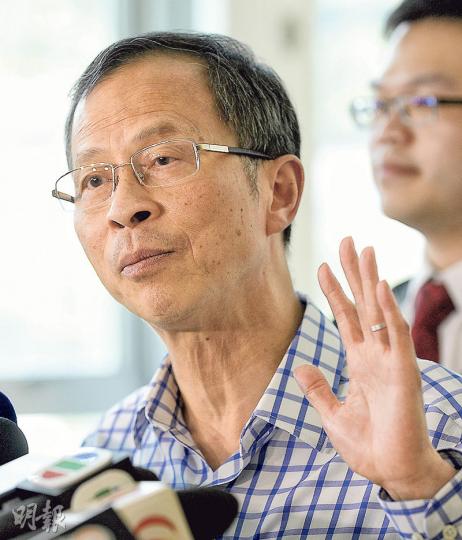 立法會主席曾鈺成被批評加入建制派WhatsApp群組及參與討論，他昨稱樂意加入泛民主派的群組。（余俊亮攝）