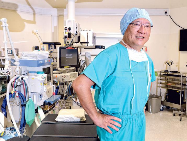 即將退休的明愛醫院外科部門主管莫碧添(圖)是「50後」醫生,他自小已希望做外科醫生,坦言有少少英雄感,但認為不同年代的醫生各有難處,資深醫生應以「身教」向年輕一代傳承醫者價值。(劉焌陶攝) 即將退休的明愛醫院外科部門主管莫碧添(圖)是「50後」醫生,他自小已希望做外科醫生,坦言有少少英雄感,但認為不同年代的醫生各有難處,資深醫生應以「身教」向年輕一代傳承醫者價值。(劉焌陶攝)