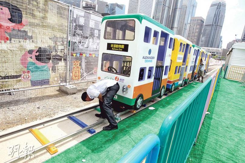 開心列車同樣因機件故障，開幕首兩天已兩度停駛，維修人員昨午趕緊搶修。（李紹昌攝）「盞鬼碰碰車」因地面電流短路故障，需停開4小時搶修，告示則聲稱「清潔進行中」，有小女孩在欄外等候時「扁嘴」，似有不悅。（李紹昌攝）北京遊客趙女士（右）及女兒專程到荔園感受舊香港氣氛，認為荔園的攤位遊戲較特別，又說因天氣太熱，只玩了兩個攤位遊戲，便往小吃攤位買冰凍西瓜解暑。（李紹昌攝）