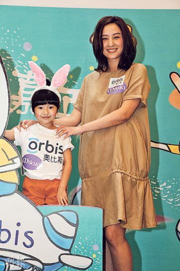 鄭希怡爆發母愛,在活動上與「美心妹妹」楊鎧凝如同兩母女。(攝影/記者﹕孫慧莊) 鄭希怡爆發母愛,在活動上與「美心妹妹」楊鎧凝如同兩母女。(攝影/記者﹕孫慧莊)