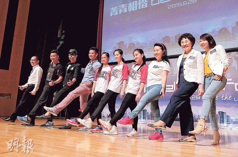 科技公司創辦人郭正光(左四)說,政府對發展科技未見積極。嘉賓之一的中央政策組顧問高靜芝(右二)則對近日建制派連番「甩轆」事件三緘其口。(李澤彤攝) 科技公司創辦人郭正光(左四)說,政府對發展科技未見積極。嘉賓之一的中央政策組顧問高靜芝(右二)則對近日建制派連番「甩轆」事件三緘其口。(李澤彤攝)