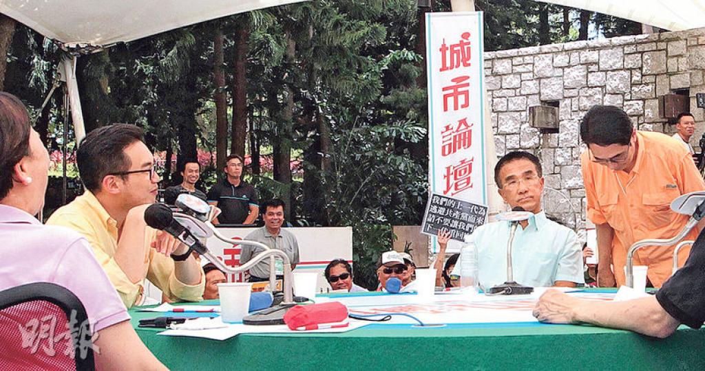 建制派在政改投票「甩轆」,在昨日的城市論壇上,新民黨田北辰(右二)及工聯會黃國健(右一),先後站起鞠躬,向選民道歉。黃國健回應民主黨區議員質疑無道歉一事時回應﹕「呢個咁幼稚嘅問題你都問。第一,我已經道咗歉;第二,鞠多個躬有乜問題啫?」黃衣者為公民黨楊岳橋。(李澤彤攝) 建制派在政改投票「甩轆」,在昨日的城市論壇上,新民黨田北辰(右二)及工聯會黃國健(右一),先後站起鞠躬,向選民道歉。黃國健回應民主黨區議員質疑無道歉一事時回應﹕「呢個咁幼稚嘅問題你都問。第一,我已經道咗歉;第二,鞠多個躬有乜問題啫?」黃衣者為公民黨楊岳橋。(李澤彤攝)