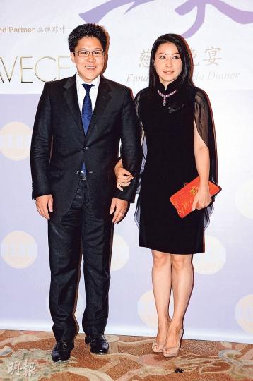 霍啓剛稱兒子兩歲生日如何慶祝要問「老闆」郭晶晶,兩公婆表現恩愛。(攝影:鍾偉茵、梁迺楠)霍啓剛與郭晶晶希望將來與兒子霍中曦一同參與慈善活動。(微博圖片)鍾欣潼(左)性感露少少事業線,與好姊妹蔡卓妍(右)同樣愛買畫投資。(攝影:鍾偉茵、梁迺楠)方力申與曾傳緋聞的鍾欣潼前後腳到場,未知在場內有否碰頭?(攝影:鍾偉茵、梁迺楠)關之琳近期相當活躍,密密亮相。(攝影:鍾偉茵、梁迺楠)鄺美雲珠光寶氣打扮貴氣。(攝影:鍾偉茵、梁迺楠) 霍啓剛稱兒子兩歲生日如何慶祝要問「老闆」郭晶晶,兩公婆表現恩愛。(攝影:鍾偉茵、梁迺楠)霍啓剛與郭晶晶希望將來與兒子霍中曦一同參與慈善活動。(微博圖片)鍾欣潼(左)性感露少少事業線,與好姊妹蔡卓妍(右)同樣愛買畫投資。(攝影:鍾偉茵、梁迺楠)方力申與曾傳緋聞的鍾欣潼前後腳到場,未知在場內有否碰頭?(攝影:鍾偉茵、梁迺楠)關之琳近期相當活躍,密密亮相。(攝影:鍾偉茵、梁迺楠)鄺美雲珠光寶氣打扮貴氣。(攝影:鍾偉茵、梁迺楠)