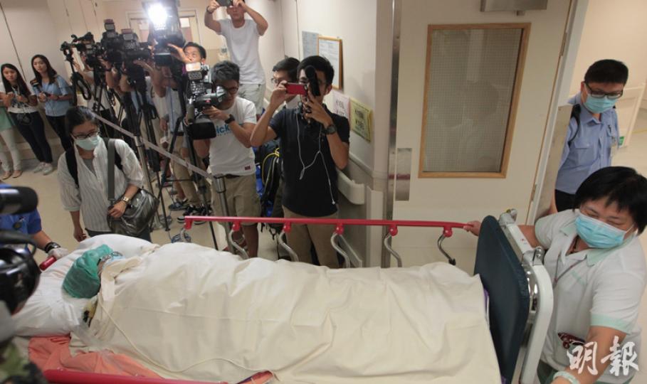 台灣八仙樂園塵爆案的其中一名港人傷者李宜霖,昨由醫療專機送返香港,隨即轉送到瑪麗醫院,其母(圖左戴口罩背黑袋女士)一直陪伴在旁。(李澤彤攝)港人傷者周穎珊的父親(戴口罩)及胞姊(不在圖中)由香港入境處職員陪同,到台北市聯合醫院中興院區探望。(余俊亮攝)在台灣八仙水上樂園塵爆中受傷的5名香港女生,其中傷勢較輕的李宜霖昨由醫療專機送返香港,隨即轉入瑪麗醫院治理。(衛永康攝) 台灣八仙樂園塵爆案的其中一名港人傷者李宜霖,昨由醫療專機送返香港,隨即轉送到瑪麗醫院,其母(圖左戴口罩背黑袋女士)一直陪伴在旁。(李澤彤攝)港人傷者周穎珊的父親(戴口罩)及胞姊(不在圖中)由香港入境處職員陪同,到台北市聯合醫院中興院區探望。(余俊亮攝)在台灣八仙水上樂園塵爆中受傷的5名香港女生,其中傷勢較輕的李宜霖昨由醫療專機送返香港,隨即轉入瑪麗醫院治理。(衛永康攝)