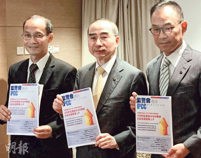 監警會主席郭琳廣(中)昨公布上任後第一份民調結果,結果顯示市民對該會認知度提升,對該會信心卻下跌。圖右為副秘書長梅達明,左為負責民調的港大民研總監鍾庭耀。(張煒明攝) 監警會主席郭琳廣(中)昨公布上任後第一份民調結果,結果顯示市民對該會認知度提升,對該會信心卻下跌。圖右為副秘書長梅達明,左為負責民調的港大民研總監鍾庭耀。(張煒明攝)