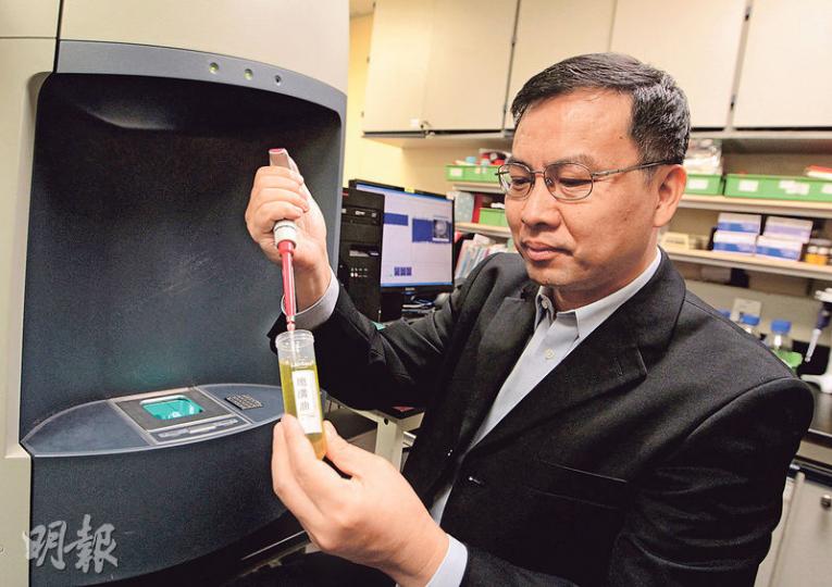 理工大學應用生物及化學科技學系研究出利用質譜儀,5分鐘快速鑑別食油成分真偽。該系副教授姚鍾平表示,新法成本數十元,約為傳統方法的十分之一。(李澤彤攝) 理工大學應用生物及化學科技學系研究出利用質譜儀,5分鐘快速鑑別食油成分真偽。該系副教授姚鍾平表示,新法成本數十元,約為傳統方法的十分之一。(李澤彤攝)