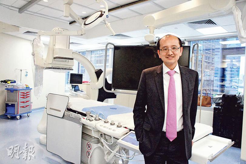 去年離開港大醫學院的肝膽胰外科前主任潘冬平(圖),最近加盟外資醫療集團投資的癌症及診斷中心,並指有意參與醫管局的公私營協作計劃,以五六折價錢提供放射診斷服務。圖為診斷中心的放射介入治療房。(梁杏怡攝) 去年離開港大醫學院的肝膽胰外科前主任潘冬平(圖),最近加盟外資醫療集團投資的癌症及診斷中心,並指有意參與醫管局的公私營協作計劃,以五六折價錢提供放射診斷服務。圖為診斷中心的放射介入治療房。(梁杏怡攝)