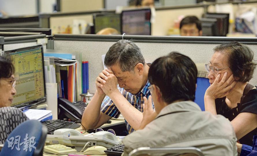 受到希臘債務危機影響,港股昨出現恐慌性拋售,恒指更一度大跌逾千點,收市報25,966點,跌近700點。面對如此巿况,不少股民為之傷神。對此,中央部委昨連出3招「護盤」,中證監昨晚深夜指股市回調太急不利股市發展,恒指夜期昨晚先行反彈。(鄧宗弘攝)恒指昨日一度跌逾千點,收市報25,966點,全日跌近700點,銀行「金魚缸」不斷傳來小股民的驚叫哀號。(鄧宗弘攝) 受到希臘債務危機影響,港股昨出現恐慌性拋售,恒指更一度大跌逾千點,收市報25,966點,跌近700點。面對如此巿况,不少股民為之傷神。對此,中央部委昨連出3招「護盤」,中證監昨晚深夜指股市回調太急不利股市發展,恒指夜期昨晚先行反彈。(鄧宗弘攝)恒指昨日一度跌逾千點,收市報25,966點,全日跌近700點,銀行「金魚缸」不斷傳來小股民的驚叫哀號。(鄧宗弘攝)