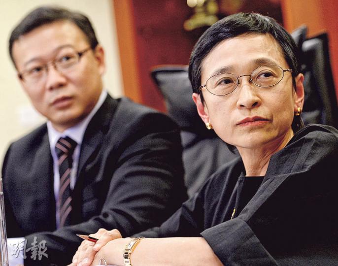 地監局發出新執業通告,要求代理參與新盤銷售須作申報,右為地監局行政總裁韓婉萍、左為地監局執業及考試委員會主席張國鈞。(劉焌陶攝) 地監局發出新執業通告,要求代理參與新盤銷售須作申報,右為地監局行政總裁韓婉萍、左為地監局執業及考試委員會主席張國鈞。(劉焌陶攝)