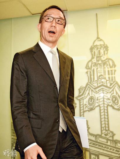港大醫學院院長梁卓偉被問及是否會仿效中大醫學院讓尖子直升二年級時,他稱教育是沒有捷徑的,尤其是人命攸關的醫科。(郭慶輝攝) 港大醫學院院長梁卓偉被問及是否會仿效中大醫學院讓尖子直升二年級時,他稱教育是沒有捷徑的,尤其是人命攸關的醫科。(郭慶輝攝)