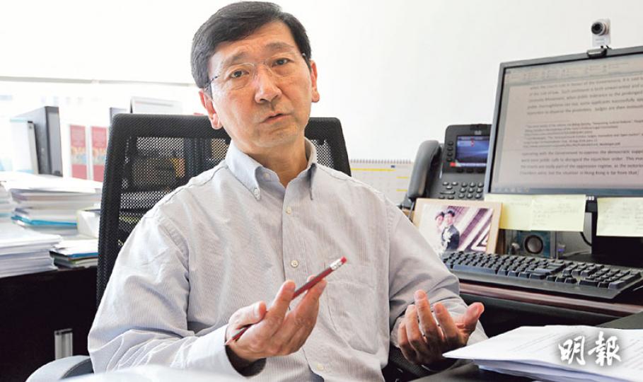 港大法律學院前院長陳文敏批評校委會有關決定是經不起考驗,他昨日回辦公室工作,晚上按計劃與家人同赴英國,「半公半私」逗留兩周。(郭慶輝攝)港大校委會昨舉行例會,會後主席梁智鴻會見傳媒時稱,校委會決定押後討論副校長(學術人事及資源)一職人選,認為應留待該職所屬的新任首席副校長上任後再討論。而港大管理層研究審計報告提出建議前,校委會不會再討論事件。(郭慶輝攝) 港大法律學院前院長陳文敏批評校委會有關決定是經不起考驗,他昨日回辦公室工作,晚上按計劃與家人同赴英國,「半公半私」逗留兩周。(郭慶輝攝)港大校委會昨舉行例會,會後主席梁智鴻會見傳媒時稱,校委會決定押後討論副校長(學術人事及資源)一職人選,認為應留待該職所屬的新任首席副校長上任後再討論。而港大管理層研究審計報告提出建議前,校委會不會再討論事件。(郭慶輝攝)