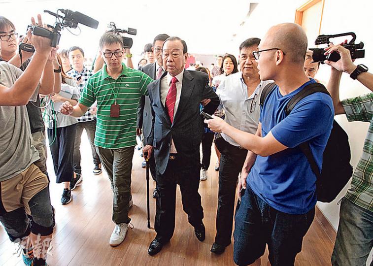 鄉議局噚日舉行「慶祝香港回歸祖國18周年酒會」,鄉議局前主席、立法會議員劉皇發(中)都有出席,發叔出入時要由人攙扶同用拐杖,但佢話身體已漸漸好轉。(李澤彤攝)鄉議局慶祝香港回歸18周年酒會上,全國政協常委唐英年缺席,台上一直放咗本應留畀佢嘅空櫈,旁為特首辦主任邱騰華(左一)、行會成員林健鋒(左二)及環境局長黃錦星(右一)。(李澤彤攝) 鄉議局噚日舉行「慶祝香港回歸祖國18周年酒會」,鄉議局前主席、立法會議員劉皇發(中)都有出席,發叔出入時要由人攙扶同用拐杖,但佢話身體已漸漸好轉。(李澤彤攝)鄉議局慶祝香港回歸18周年酒會上,全國政協常委唐英年缺席,台上一直放咗本應留畀佢嘅空櫈,旁為特首辦主任邱騰華(左一)、行會成員林健鋒(左二)及環境局長黃錦星(右一)。(李澤彤攝)