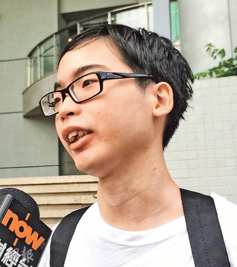 梁志偉(圖)被指在佔旺區襲警,昨獲裁定罪名不成立。他在庭外感謝高登討論區的「巴打」替他尋得現場片段。(王慧瓊攝) 梁志偉(圖)被指在佔旺區襲警,昨獲裁定罪名不成立。他在庭外感謝高登討論區的「巴打」替他尋得現場片段。(王慧瓊攝)