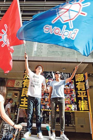 黃耀明(左)與何韻詩(右)為「大愛同盟」在灣仔擺街站宣揚平等權利。(郭慶輝攝)「方凝」周家怡(左)約埋「輝爺」王宗堯(右)一起遊行。(攝影﹕娛樂組)「男神」王宗堯支持義補計劃。(微博圖片) 黃耀明(左)與何韻詩(右)為「大愛同盟」在灣仔擺街站宣揚平等權利。(郭慶輝攝)「方凝」周家怡(左)約埋「輝爺」王宗堯(右)一起遊行。(攝影﹕娛樂組)「男神」王宗堯支持義補計劃。(微博圖片)