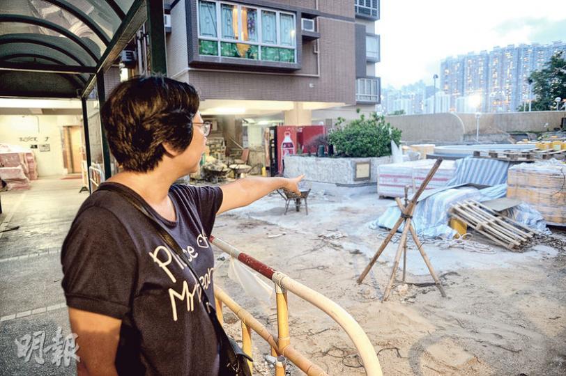 翠湖花園業主翁女士表示,維修工程即將完成,最後一期約1萬多元費用亦已付,但不少業主對維修水準不滿意。她又憂慮未來向涉案者作民事索償會十分困難,恐怕追討無門。(蘇智鑫攝) 翠湖花園業主翁女士表示,維修工程即將完成,最後一期約1萬多元費用亦已付,但不少業主對維修水準不滿意。她又憂慮未來向涉案者作民事索償會十分困難,恐怕追討無門。(蘇智鑫攝)