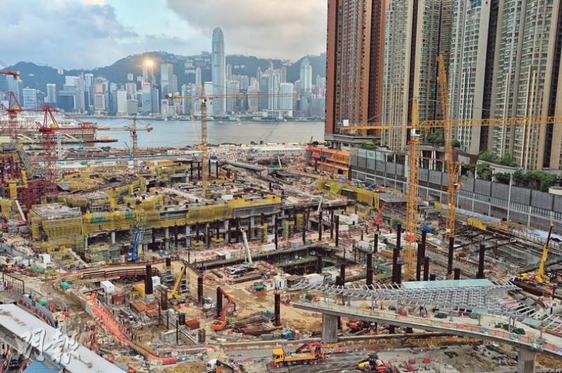 造價增至853億元的高鐵香港段工程,目前整體完成進度約七成,當中滯後最嚴重是西九龍總站,因總站出入口的鋼結構工程極為複雜。現時地盤正全速趕工,可見到總站的樁柱及初步車站的輪廓。(鄧宗弘攝) 造價增至853億元的高鐵香港段工程,目前整體完成進度約七成,當中滯後最嚴重是西九龍總站,因總站出入口的鋼結構工程極為複雜。現時地盤正全速趕工,可見到總站的樁柱及初步車站的輪廓。(鄧宗弘攝)