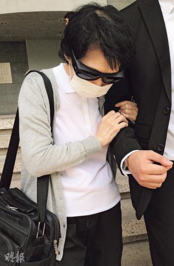 行動不便的七旬婦盧慧儀(圖)為了盡孝,申請把外婆的骨灰移至有電梯的龕場以方便拜祭,但因入境處未能核實外婆的香港居民身分而不成功,她遂以2.3萬元賄賂入境處及食環署職員。她早前承認向公職人員提供利益等3罪,昨被判監1年、緩刑3年,離開法院時她一言不發。(黃建邦攝) 行動不便的七旬婦盧慧儀(圖)為了盡孝,申請把外婆的骨灰移至有電梯的龕場以方便拜祭,但因入境處未能核實外婆的香港居民身分而不成功,她遂以2.3萬元賄賂入境處及食環署職員。她早前承認向公職人員提供利益等3罪,昨被判監1年、緩刑3年,離開法院時她一言不發。(黃建邦攝)