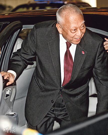 團結香港基金主席、前特首董建華噚日一早就去到基金開會地點會展舊翼,但無回應記者提問就上咗去開會,會後離開時亦無經過記者等候嘅地方。(李紹昌攝) 團結香港基金主席、前特首董建華噚日一早就去到基金開會地點會展舊翼,但無回應記者提問就上咗去開會,會後離開時亦無經過記者等候嘅地方。(李紹昌攝)