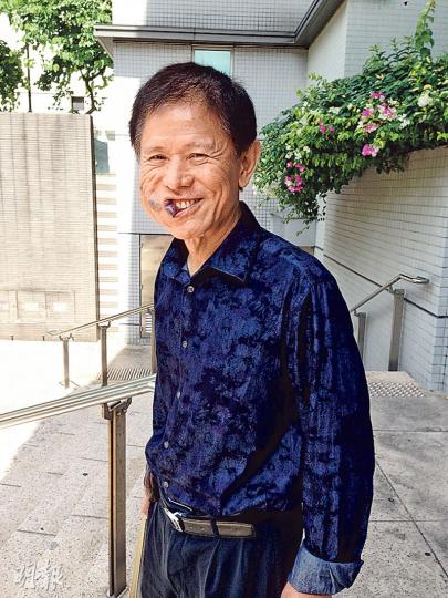 勞工處前助理處長周東山(圖)退休後開設語言中心,被指結業前收取家長共8900元學費,昨被裁定兩項「不當地就產品接受付款」罪成,面臨失去每月5.4萬元的長俸。周表示尊重判決,稱「公道自在人心」,又指涉案款項「好少之嘛」,不會為此欺騙家長。(黃建邦攝) 勞工處前助理處長周東山(圖)退休後開設語言中心,被指結業前收取家長共8900元學費,昨被裁定兩項「不當地就產品接受付款」罪成,面臨失去每月5.4萬元的長俸。周表示尊重判決,稱「公道自在人心」,又指涉案款項「好少之嘛」,不會為此欺騙家長。(黃建邦攝)