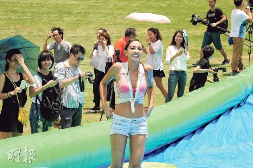 穿著短褲白恤衫的Jessica C.，落水後更加性感。（攝影/記者﹕陳釗）JC玩滑水道十分投入，玩完一次又一次。（攝影/記者﹕陳釗）阿緯穿上背心短褲大騷麒麟臂。（攝影/記者﹕陳釗）阿緯感嘆沒有女朋友，否則可拍拖玩滑水道。（攝影/記者﹕陳釗）