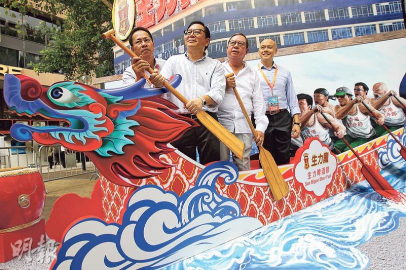 旅發局主席林建岳(右二)昨出席龍舟節活動,稱對本港下半年旅遊業表現審慎樂觀。圖右三為立法會議員林健鋒。(李紹昌攝) 旅發局主席林建岳(右二)昨出席龍舟節活動,稱對本港下半年旅遊業表現審慎樂觀。圖右三為立法會議員林健鋒。(李紹昌攝)