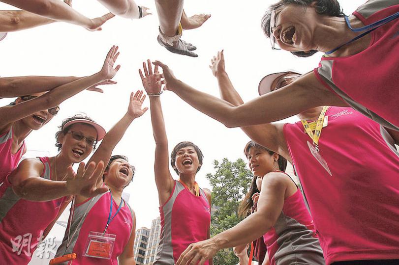 「香港乳龍」令一班乳癌康復者聚首一堂,他們昨出賽前互想鼓勵。除了划龍舟外,她們平日還會一起跑步和游泳,並參加如元旦冬泳及馬拉松10公里賽等比賽。(李紹昌攝)「香港乳龍」成立約10年,曾前往馬來西亞、新加坡等地參加國際龍舟賽事,昨日在香港的國際乳癌康復者錦標賽擊敗8隊對手奪得冠軍。(李紹昌攝) 「香港乳龍」令一班乳癌康復者聚首一堂,他們昨出賽前互想鼓勵。除了划龍舟外,她們平日還會一起跑步和游泳,並參加如元旦冬泳及馬拉松10公里賽等比賽。(李紹昌攝)「香港乳龍」成立約10年,曾前往馬來西亞、新加坡等地參加國際龍舟賽事,昨日在香港的國際乳癌康復者錦標賽擊敗8隊對手奪得冠軍。(李紹昌攝)