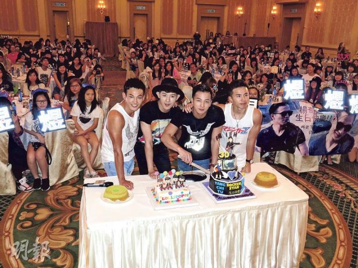Lollipop@F屢傳不和,威廉(左起)、敖犬、小煜及阿緯四子難得「合體」,在港舉辦粉絲見面會,順道慶祝小煜30歲生日。(攝影/記者:楊安莉)阿緯有敖犬出手襄扶,使出「巴黎鐵塔反轉再反轉」與粉絲嘴對嘴共享1支百力滋。(攝影/記者:楊安莉)小煜(左起)、阿緯、敖犬及威廉企定定鬥擺搞笑甫士。(攝影/記者:楊安莉) Lollipop@F屢傳不和,威廉(左起)、敖犬、小煜及阿緯四子難得「合體」,在港舉辦粉絲見面會,順道慶祝小煜30歲生日。(攝影/記者:楊安莉)阿緯有敖犬出手襄扶,使出「巴黎鐵塔反轉再反轉」與粉絲嘴對嘴共享1支百力滋。(攝影/記者:楊安莉)小煜(左起)、阿緯、敖犬及威廉企定定鬥擺搞笑甫士。(攝影/記者:楊安莉)