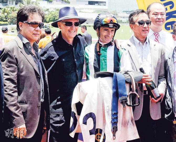 自由黨榮譽主席田北俊（右二），噚日喺馬場又憑愛駒「人民武士」拉頭馬，佢仲帶埋成班黨友，包括上水鄉委會主席侯志強（左一）等入馬場。 （張國杉攝）