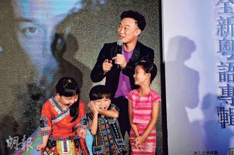 小男孩被陳奕迅惜後不停用手抹面，故Eason取笑小男孩好像自覺中了毒呢！（攝影：鍾偉茵）（攝影：鍾偉茵）