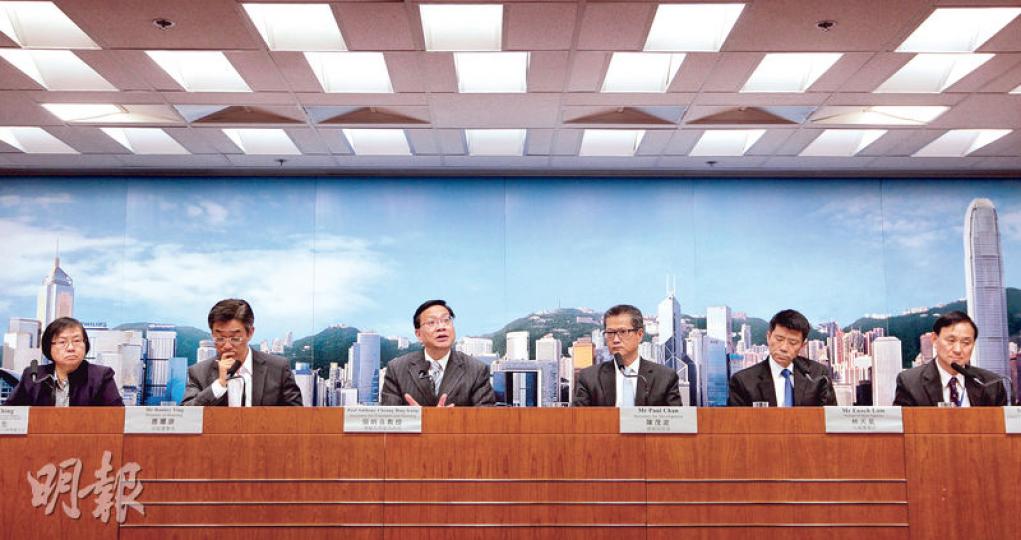 運輸及房屋局長張炳良（左三）說，房署昨已聯繫承建商，商討在啟晴邨更換全部喉管。發展局長陳茂波（右三）則稱，政府成立專責小組調查事件。左一為衛生防護中心監測及流行病學處主任程卓端，左二為房屋署長應耀康，右二為水務署長林天星，右一為水務署總水務化驗師陳健民。（李澤彤攝）負責啟晴邨水喉工程的持牌水喉匠林德深（中），昨早往位於入境事務大樓的水務署開會。中午飯後，他返回該署開會前承認部分駁入屋邨大廈的水喉由他負責，出問題「會負責任」。但他返回入境處大樓後，至晚上未再現身。（蘇智鑫攝）政府昨派員到4個林德深