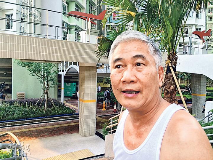 居於滿晴樓的58歲退休人士譚先生（圖）稱，「每日用水個心都有件事」，指水質問題令他每天用水都充滿心理壓力。（王慧瓊攝）