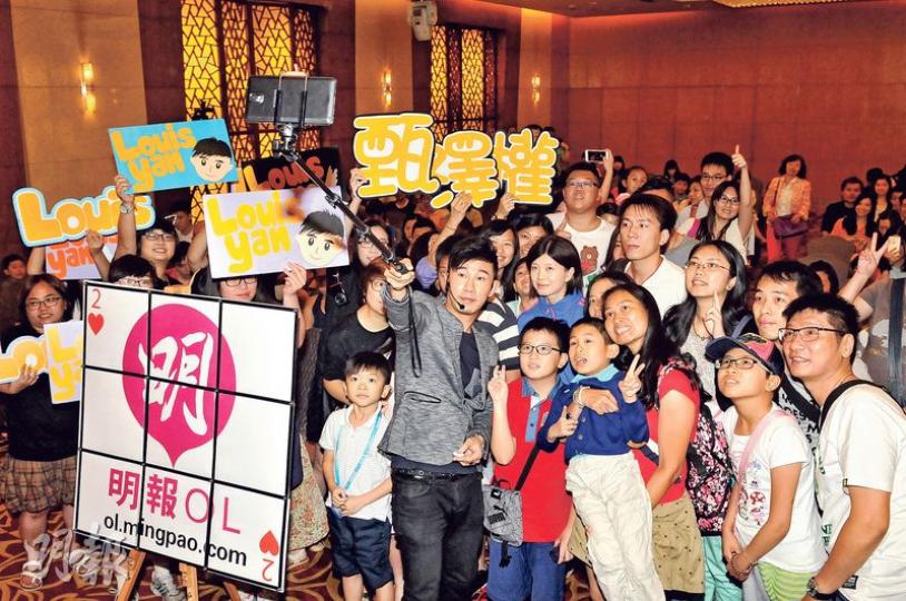 「香港魔法王」甄澤權應明報娛樂及明報OL網邀請，與讀者進行「甄澤權—— Chat in the Magic Moment」，更喜迎下周一（20日）全新OL網正式啟動。（攝影﹕孫華中、鍾偉茵）即使完騷後，明報讀者仍排隊要求簽名合照，甄澤權有求必應。（攝影﹕孫華中、鍾偉茵）甄澤權屬於親民魔術師，所以獲得不少擁躉支持。（攝影﹕孫華中、鍾偉茵）小讀者視甄澤權為偶像，更模仿其魔法手勢。（攝影﹕孫華中、鍾偉茵）主持人Debby（右）對魔術甚有興趣，乘機向甄澤權偷師。（攝影﹕孫華中、鍾偉茵）（攝影﹕孫華中、鍾