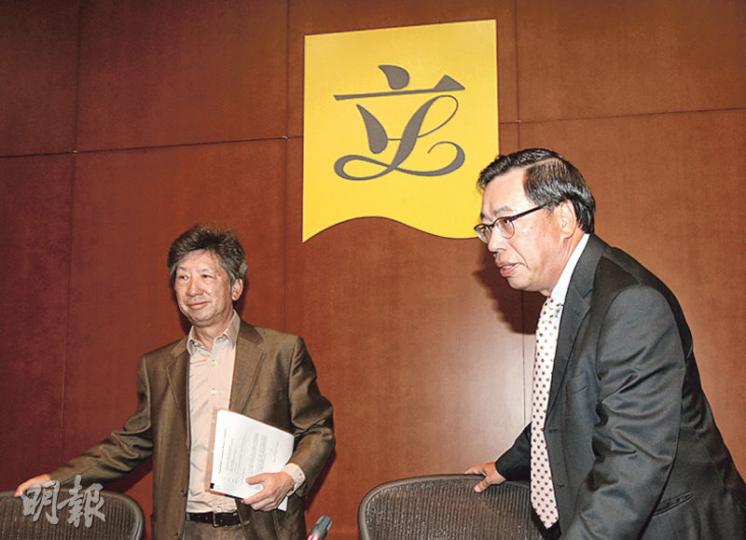 立法會內務委員會昨召開記者會交代過去一年工作。主席梁君彥（右）說，過去一個年度內會共舉行31次例會和1次特別會議。截至本月13日，共有23項政府法案獲立法會通過，1項被否決。左為副主席湯家驊。（李紹昌攝）