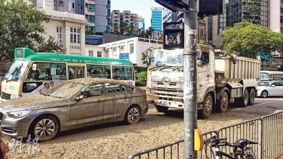 車禍中「禍不單行」的寶馬私家車（前）被泥頭車（後）從後撞中後，復遭泥頭車瀉出的泥水「照頭淋」，變成「泥馬」。（網友Kent Liu攝）