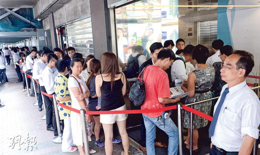 喜薈公布首批100伙售價，單位折實入場費504萬元起，整批單位折實均價為1.24萬元，比同區喜雅二手呎價約1.4萬元低逾一成，昨日吸引大批準買家參觀示範單位。（劉焌陶攝）