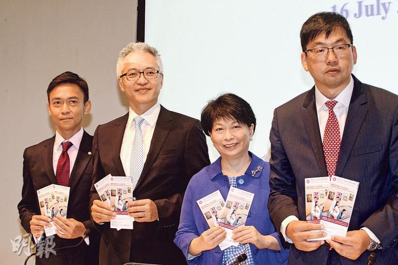 金管局昨日於記者會上公布，第5批iBond將於下周二早上9時開始接受認購，並於本月29日下午2時結束，申請人可在全港21家配售銀行，逾千家分行遞交申請，亦可透過證券經紀或香港結算公司認購。圖左為中銀香港全球市場副總經理梁偉基，右二為金管局主管（貨幣）陳葉小明（右二）。（李紹昌攝）