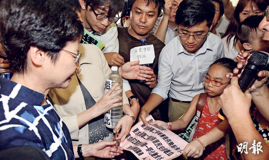 政務司長林鄭月娥（左）昨到荃灣出席區議會特別會議，多黨包括民主黨、工黨和民建聯到場包圍她請願，要求交代食水含鉛超標問題。工黨帶來一樽在水泉澳邨倒出的食水，稱若政府認為該邨食水沒問題，林太便應親嘗。林太接過請願信，由隨行人員收取請願用的食水，沒有試飲。（李澤彤攝）負責啟晴邨及葵聯邨二期水喉工程的持牌水喉匠林德深（左）昨早出席港台節目時，稱政府未有查明責任就公布他的名字，對他不公平，令他「食死貓」。（劉焌陶攝）房委會昨舉行簡介會討論公屋食水含鉛事件，運房局長張炳良（左）會後說，將成立10人檢討委員會