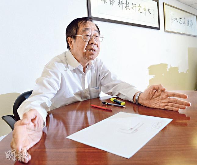 前水務署長高贊覺笑說自己「識做人」，一上任已邀請全港立法會、區議會議員到濾水廠吃自助餐，並親自講解為何要購買東江水，又指在任期間每月與傳媒飯敘兩次。被問到政府現時是否識做，他稱﹕「你自己知。」此刻他認同官方的「拉勻一生論」，記者以市民角度反問，「若你是當事人，你驚嗎？」高堅稱，「我真係唔驚。你話叫人（官員）去飲兩啖係無意思，飲一次梗係無事，它不是毒藥。」（劉焌陶攝）高贊覺即席繪圖，分析食水含鉛的起因。他表示，水喉一般以錫焊料接駁而成，若水喉匠的手工好，兩支水喉的駁位較深入，焊料只會停留在接駁點（
