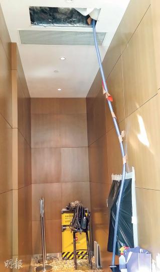 上月底喜雅屋苑大堂中央冷氣系統損壞，房協要從冷氣機接駁喉管至地面膠桶以防滴水，有業主批評房協的維修工程慢，逾一周仍未完成，房協則稱已積極跟進。（黃俊鋒攝）