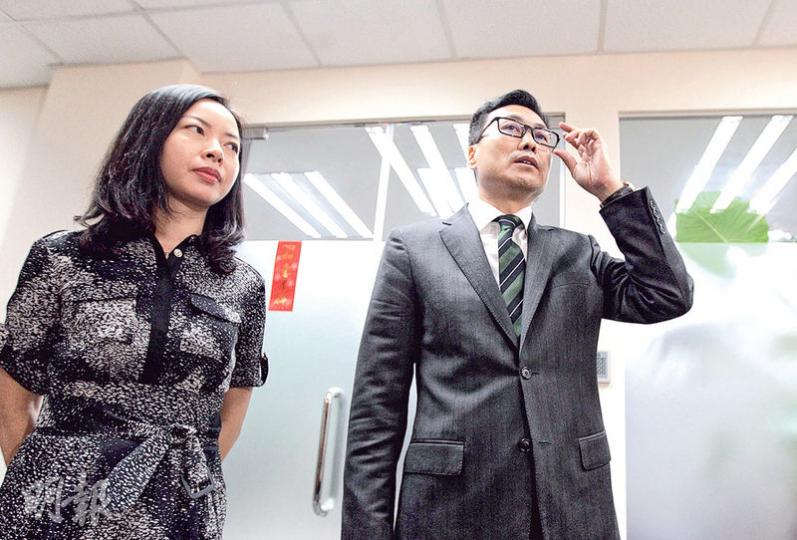 《成報》昨傳出因未能清繳印刷費，以致今日要停刊，成報主席谷卓恒（右）及畢馬威臨時清盤人黃詠詩（左）昨就此開會。（李澤彤攝）