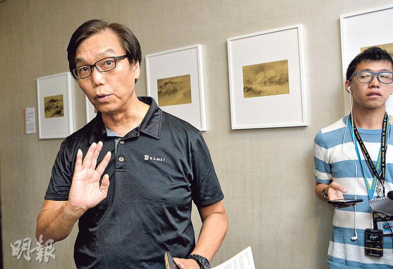 民主黨創黨成員黃成智（圖左）因早前發起政改「袋住先」聯署，民主黨中委昨晚決定革除其黨籍，主席劉慧卿會後表示，黃成智的行為有損黨聲譽。黃成智昨晚曾現身民主黨中委會，逗留約10分鐘後離開，他當時說會以平常心面對，亦不覺得民主黨會將他「踢走」。（蘇智鑫攝）