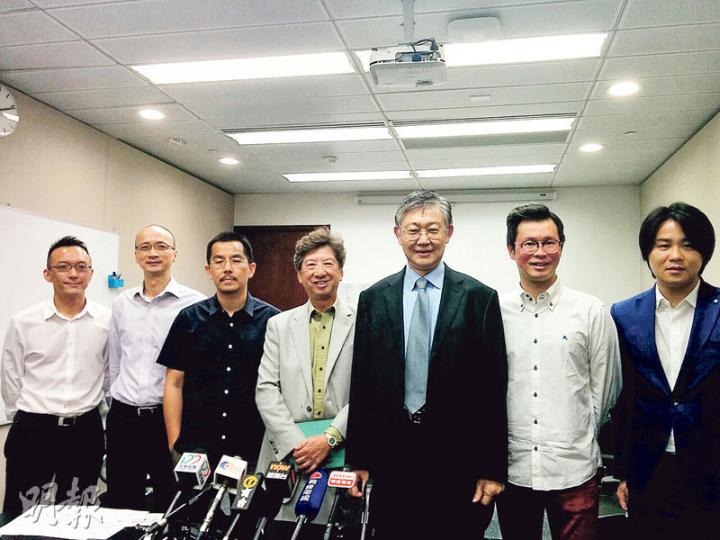 民主思路噚日同傳媒茶敘，講吓未來工作同介紹新加入嘅榮譽顧問施永青（右三）。左起為「民主思路」聯席召集人劉培榮、陳祖為、葉健民、召集人湯家驊、施永青、聯席召集人賴卓彬、總幹事袁彌昌。（梁卓怡攝）