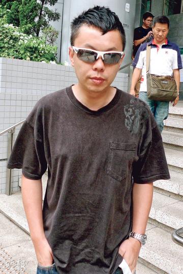 曾演出《愛．回家》的李霖恩（圖）承認醉駕，被罰款及停牌。他向記者苦笑道「無車揸點算」。（何偉畧攝）