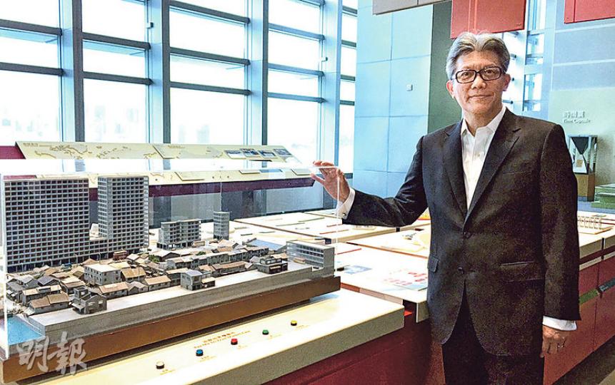 廉署執行處首長黃世照人生中只曾任職廉署，離開38年調查生涯在即，他表示有不少難忘的個案，當中有大案件，也有小人物，1977年加入廉署任調查員的他，甫入職便曾參與調查圖中模型所示的油麻地果欄貪污案。（曾錦雯攝）