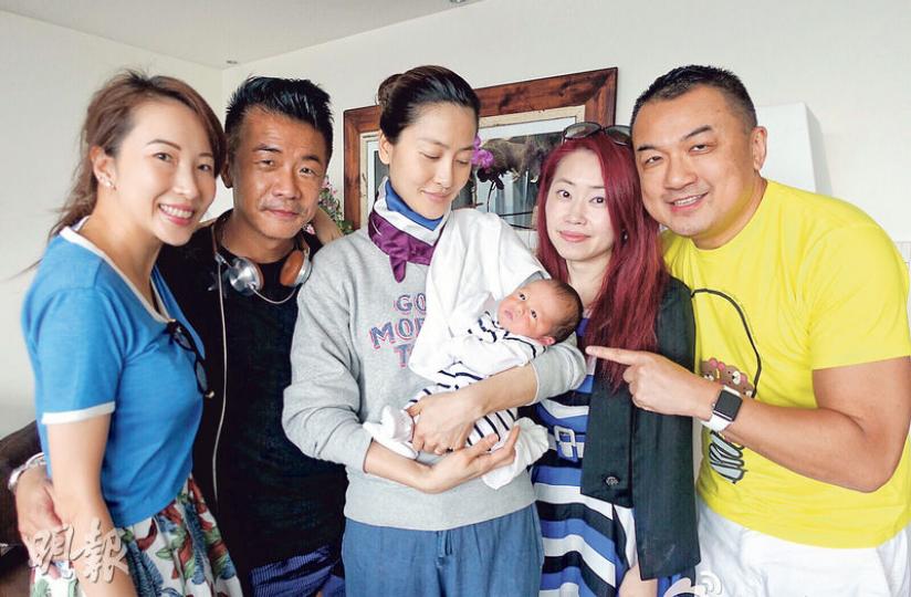 雖然大批朋友探望，但周汶錡這位新手媽媽的視線卻離不開囝囝。（微博圖片）Jacques眼仔睩睩望住鏡頭，十分可愛。（微博圖片）周汶錡跟隨傳統煲薑醋贈親友。（微博圖片）