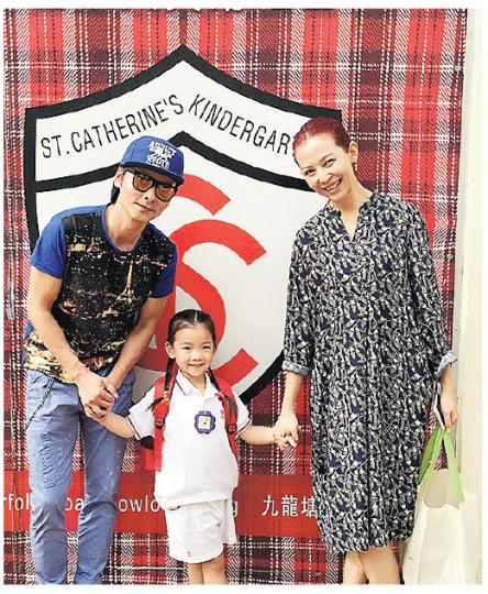 蔡少芬與張晉齊齊拖着女兒「小湯圓」在學校的標誌前留影。（微博圖片）