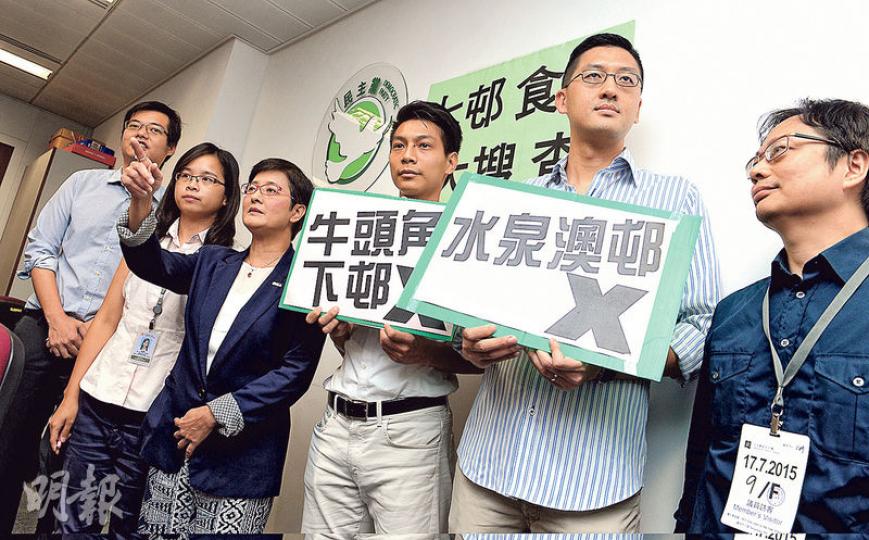 民主黨黃碧雲（左三）7月14日為全港7座公共屋邨做第三輪抽樣化驗，包括九龍長沙灣邨、德朗邨、油麗邨和牛頭角下邨、新界西龍逸邨，以及新界東怡明邨和水泉澳邨，發現牛頭角下邨有3單位含鉛超標，這些單位中的部分單位，食水含鎳量亦超標。水泉澳邨則有一單位含鉛超標24倍。（劉焌陶攝）
