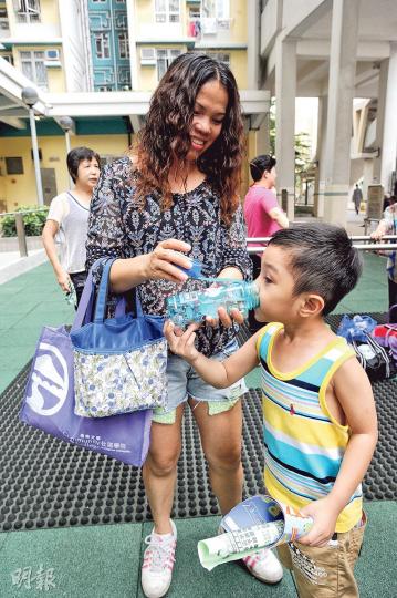 居於牛頭角下邨3年的黎太育有4歲兒子。她說食水若真的有問題，即代表兒子已飲了3年問題水，非常擔心其健康成長問題。「有聽過用前先開水一段時，但水費誰付？除非水費半價啦！」（樊銳昌攝）美孚新邨居民朱太（圖）與丈夫遷入1年多，得悉屋苑有單位驗出水樣本的鎳含量超標後感擔心，因夫妻育有10個月大的女兒，擔心會危及孩子。朱先生稱，一直關注食水水質，入伙時已在家中浴室及廚房水龍頭裝上濾水器，相信能過濾重金屬，惟安全起見會加強檢查水喉及考慮換濾水器。夫婦認為政府反應過慢，但目前資訊太多，誰是誰非仍難以判斷。（林