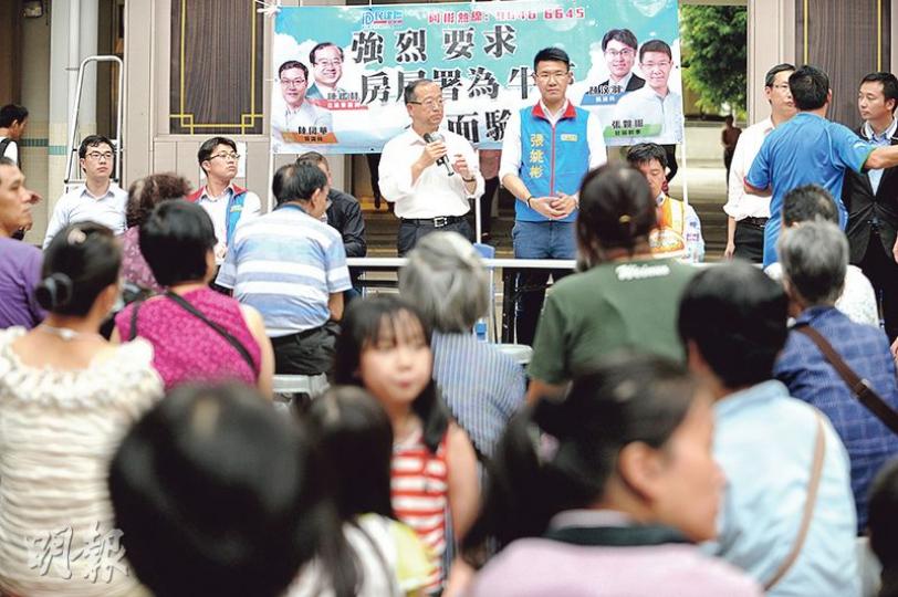 民主黨公布化驗結果後，民建聯晚上6時即在牛頭角下邨舉行居民大會，並稱今早會派快速驗水車到邨內幫居民驗水辦。橫額前為立法會議員陳鑑林（左）和社區幹事張姚彬（右）出席居民大會。（樊銳昌攝）